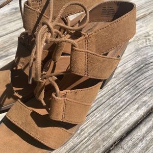 BROWN BLOCK HEELS